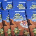 Grupos de bailarines en trajes tradicionales animan la plaza central del festival con danzas folclóricas.