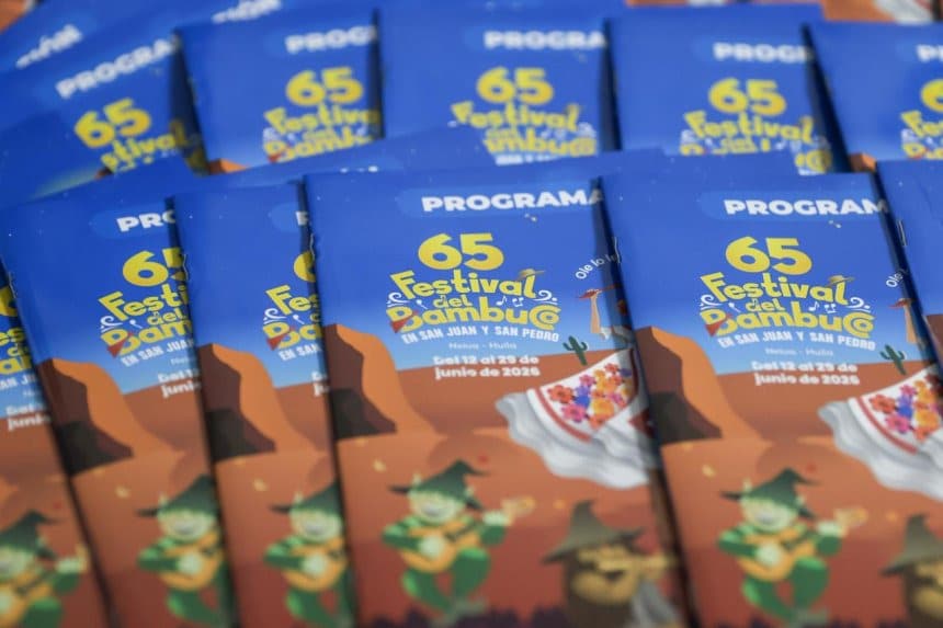 Grupos de bailarines en trajes tradicionales animan la plaza central del festival con danzas folclóricas.