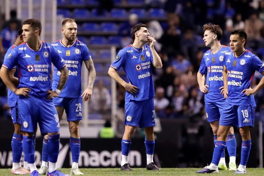Jugadores de Racing y Barracas Central en un intenso momento del partido, con la hinchada animando de fondo.