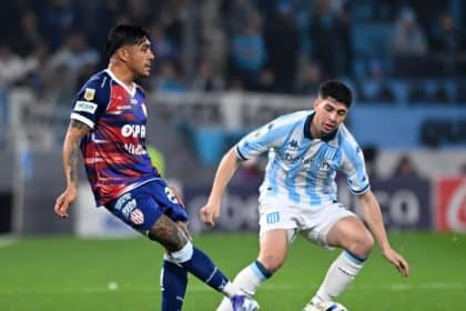 Jugadores de Racing Club se lamentan tras el tercer gol de Botafogo.