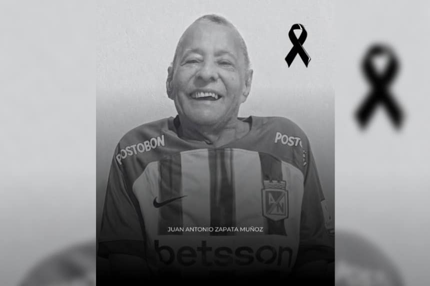 René Higuita en su casa, sosteniendo una foto de su padre con lágrimas en los ojos.