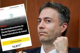 Bernardo Camacho, superintendente de Salud, renuncia en su oficina.