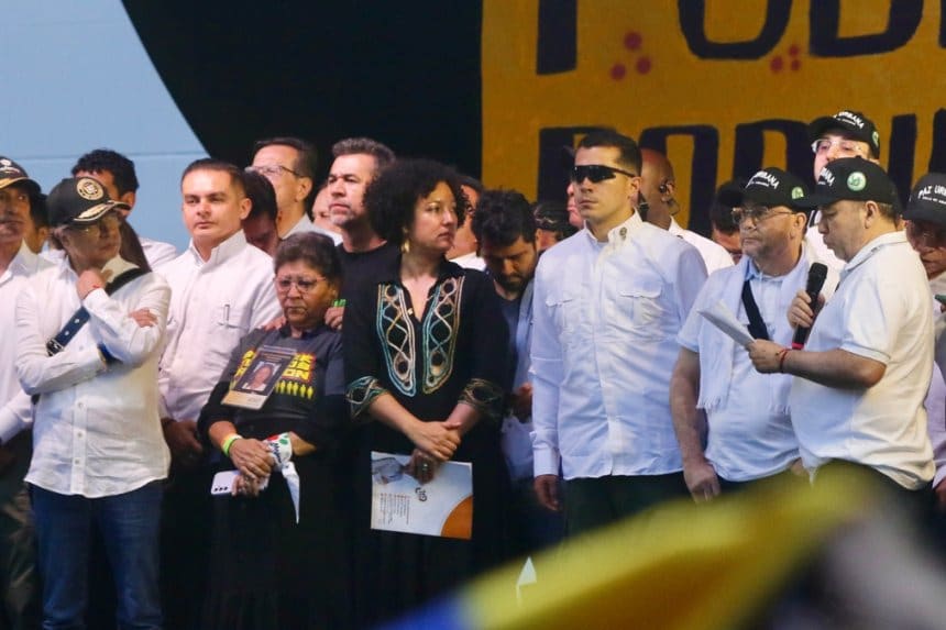 Carlos Ramón González en una conferencia de prensa con gesto pensativo.