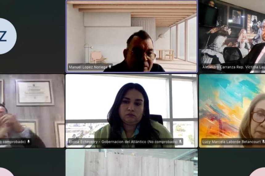 Daysuris Vásquez sonríe al salir de los juzgados de Barranquilla, rodeada de medios y seguidores.