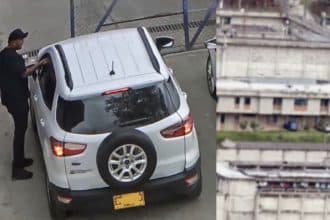 Grupo de funcionarios del Inpec en la cárcel de Itagüí, algunos riendo y otros con copas en la mano.