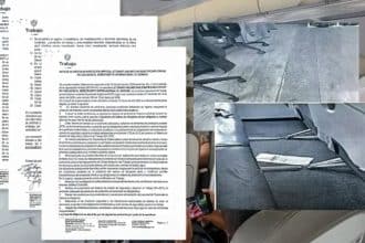 Cabina de un avión de JetSmart con asientos desordenados y limpieza insuficiente.