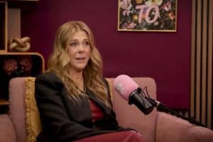 Rita Wilson se muestra sorprendida mientras escucha sobre su familia secreta en un programa de televisión.
