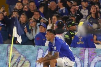 Rodrigo Contreras, con expresión de frustración, es expulsado por el árbitro en el partido contra Santa Fe.