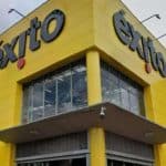 Carlos Mario Giraldo en una conferencia de prensa, con fondo de logos del Grupo Éxito.