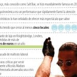 Salt Bae sirviendo un corte de carne en su restaurante, rodeado de clientes atentos.