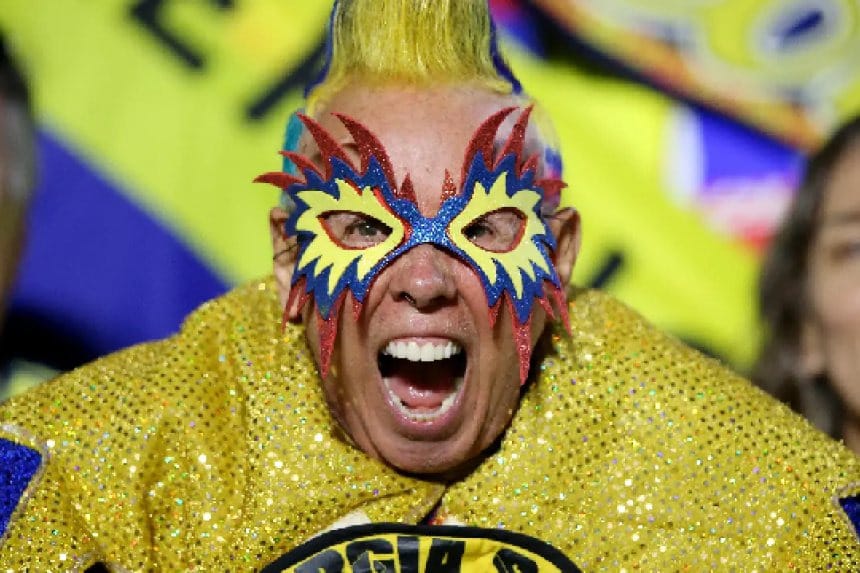Jugadoras de la Selección Colombia Sub-17 celebran su victoria en el Sudamericano, con trofeo en mano y sonrisas de alegría.