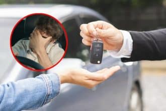 Grupo de personas revisando documentos financieros en una oficina moderna.