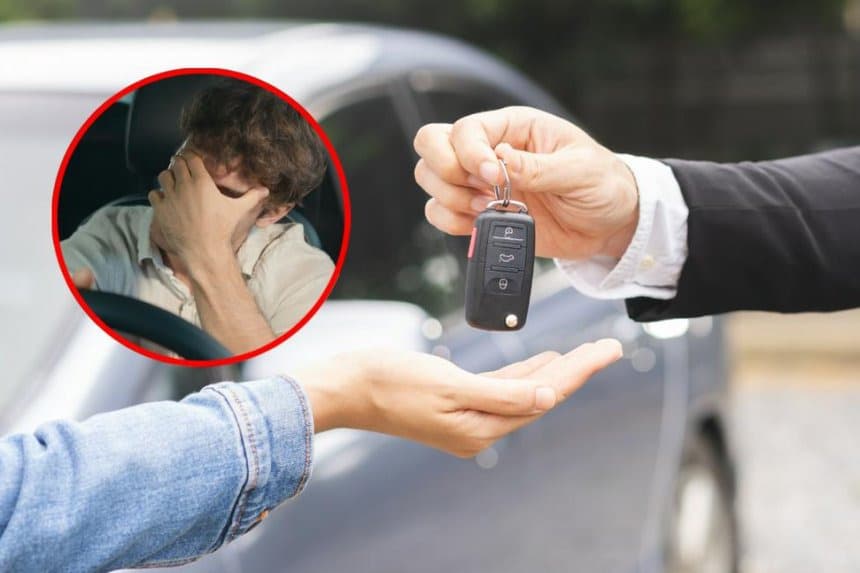 Grupo de personas revisando documentos financieros en una oficina moderna.