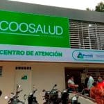 Edificio de Coosalud EPS en Cartagena, con un grupo de empleados conversando afuera.