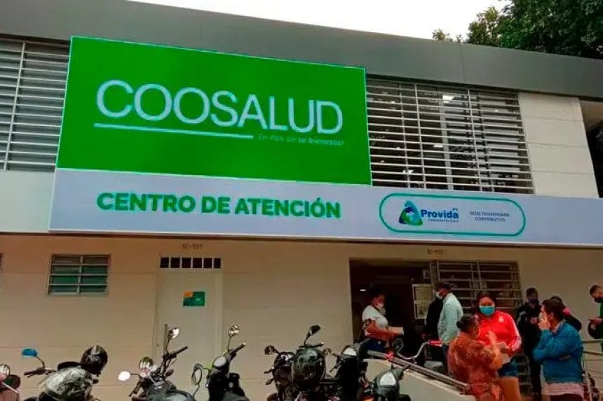Edificio de Coosalud EPS en Cartagena, con un grupo de empleados conversando afuera.