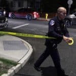 Ambiente tenso en el hotel Washington Hilton, con personas evacuando mientras se escuchan sirenas de emergencia.