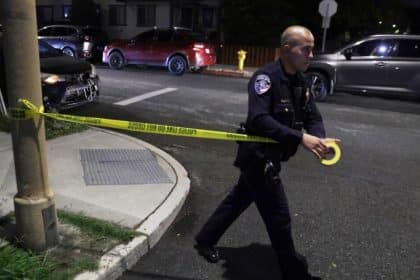 Ambiente tenso en el hotel Washington Hilton, con personas evacuando mientras se escuchan sirenas de emergencia.