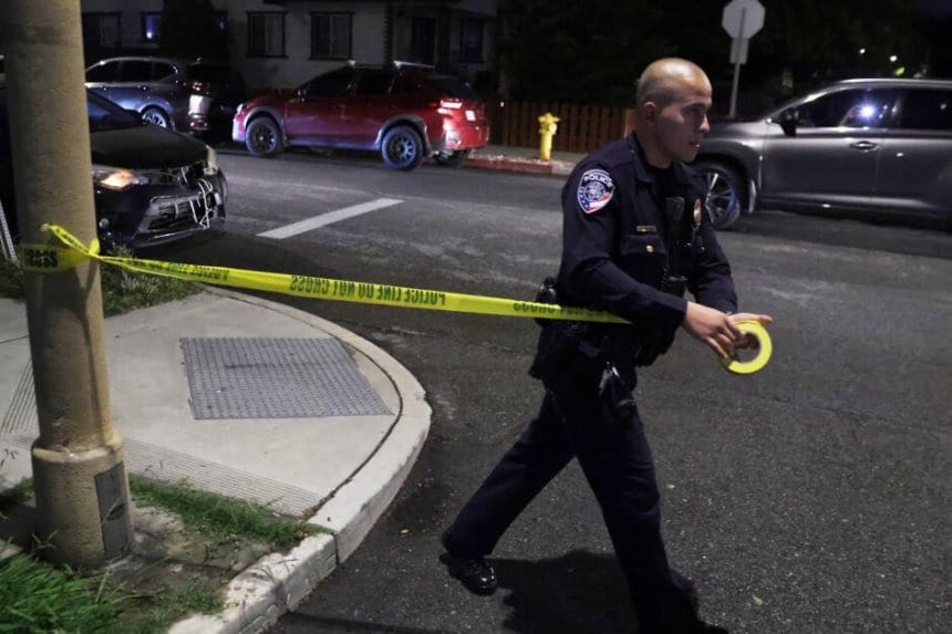 Ambiente tenso en el hotel Washington Hilton, con personas evacuando mientras se escuchan sirenas de emergencia.