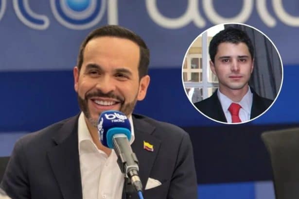 Tomás Uribe, en una conferencia de prensa, gesticulando mientras habla sobre ataques a la oposición.