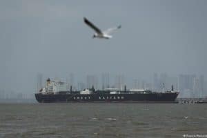Donald Trump en el podio, gesticulando con firmeza durante una conferencia de prensa en Washington.