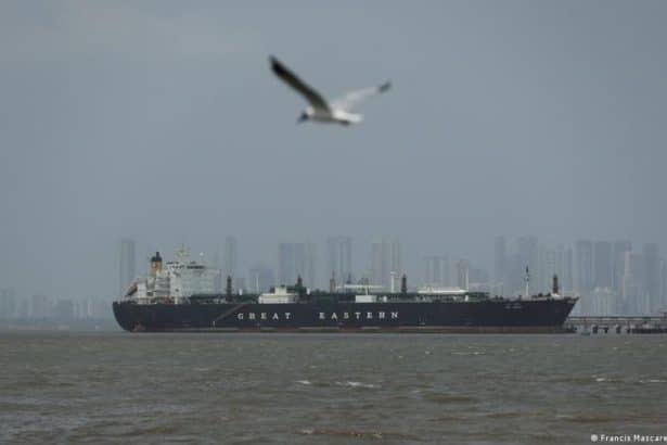 Donald Trump en el podio, gesticulando con firmeza durante una conferencia de prensa en Washington.
