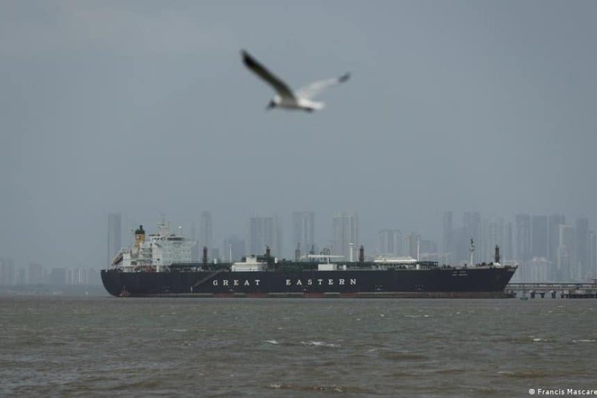 Donald Trump en el podio, gesticulando con firmeza durante una conferencia de prensa en Washington.