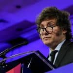 Tres buques rusos humeantes en la costa de Crimea tras un ataque aéreo.