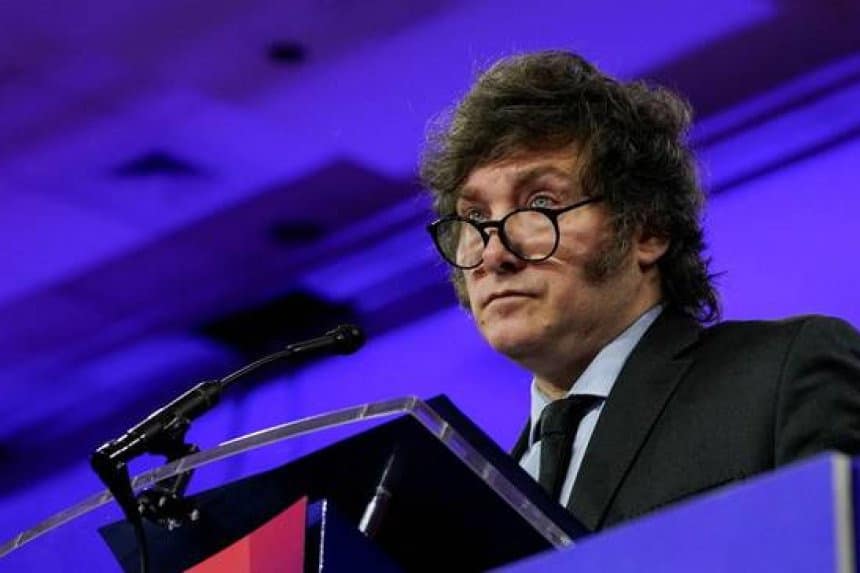 Tres buques rusos humeantes en la costa de Crimea tras un ataque aéreo.