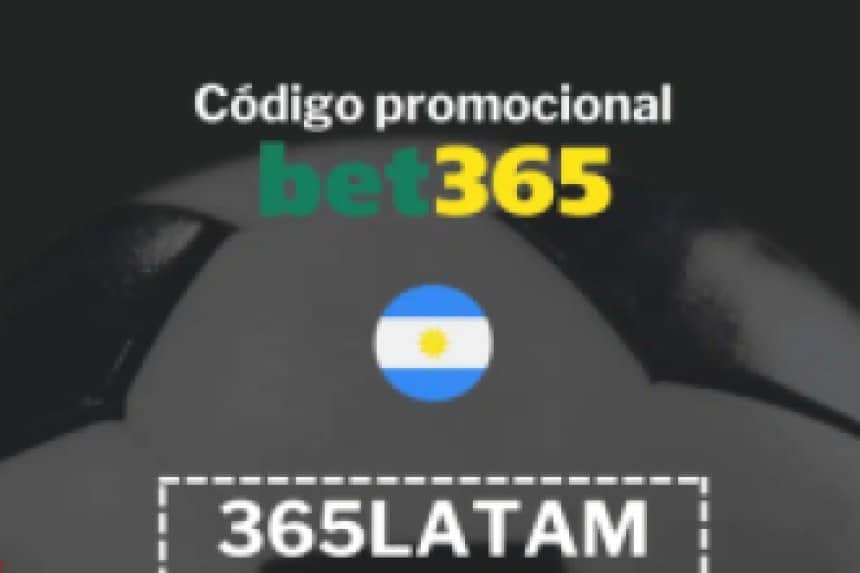 Aficionados del Udinese animan en las gradas del Estadio Friuli, con banderas y camisetas del equipo.