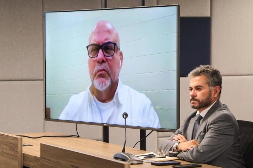 Álvaro Uribe en una entrevista, gesticulando con intensidad mientras habla.