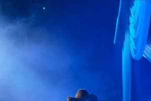 Ricardo Montaner en el escenario del Movistar Arena, lleno de luces y emoción.