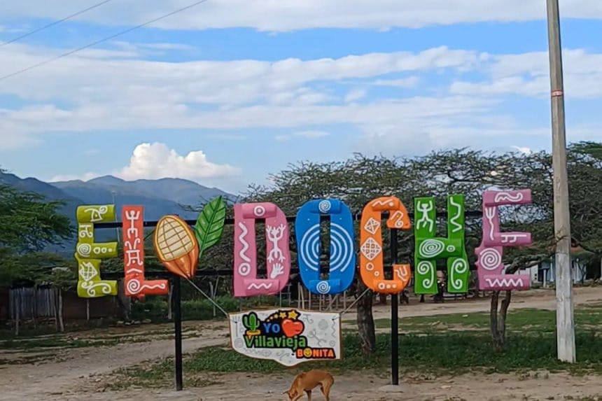 Grupo de ciclistas pedaleando por el desierto de la Tatacoa al amanecer, con formaciones rocosas y cielo despejado.