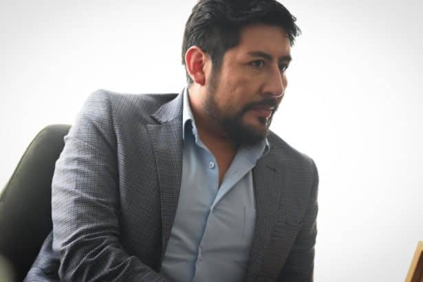 Giovanny Andrés López, viceministro, interactúa en un chat, rodeado de pantallas y mensajes en un ambiente digital.