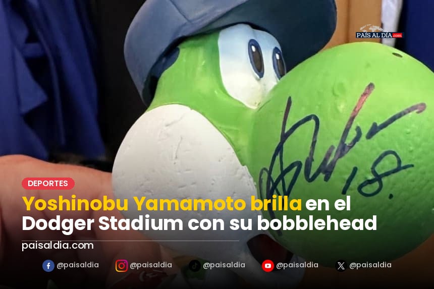 Yoshinobu Yamamoto sonríe mientras firma bobbleheads a fanáticos en el Dodger Stadium.