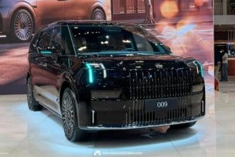 El Zeekr 009 2026 exhibido en el Salón del Automóvil de Pekín, con un diseño elegante y detalles de lujo.