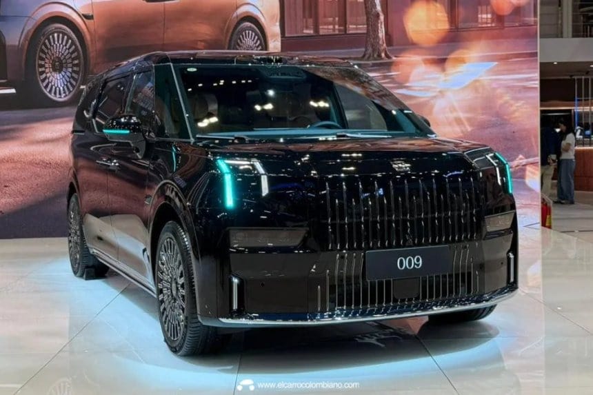 El Zeekr 009 2026 exhibido en el Salón del Automóvil de Pekín, con un diseño elegante y detalles de lujo.