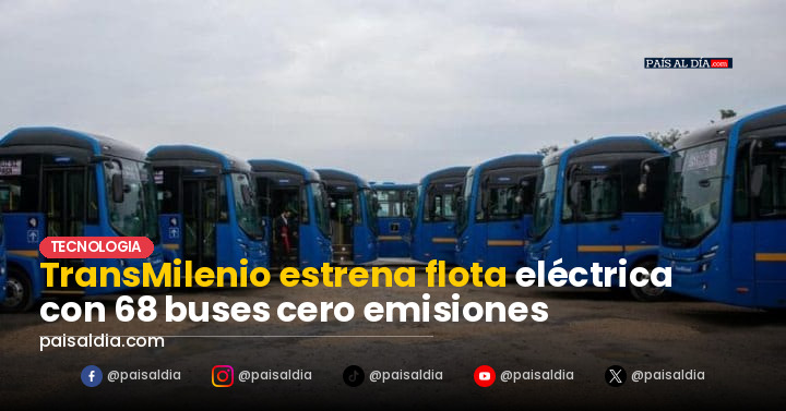 Una fila de 68 buses eléctricos brillantes en el patio de TransMilenio, listos para su lanzamiento en Bogotá.