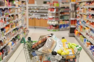 Clientes en La 14 con carritos vacíos, estanterías desabastecidas y un ambiente de tristeza.