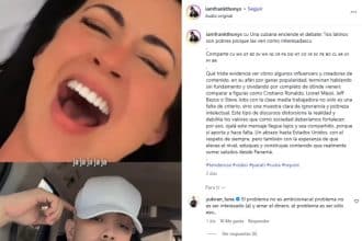 Un grupo de personas se manifiestan con carteles en una calle de Miami, expresando opiniones sobre la migración.