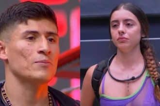 Valentina sonriente en un estudio, hablando frente a la cámara durante su transmisión en vivo.