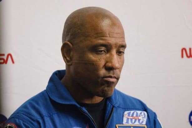 Victor Glover en el Centro Espacial Johnson, con expresión seria y micrófono en mano.